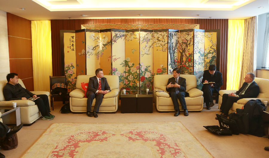 美国长岛大学代表团来访公司