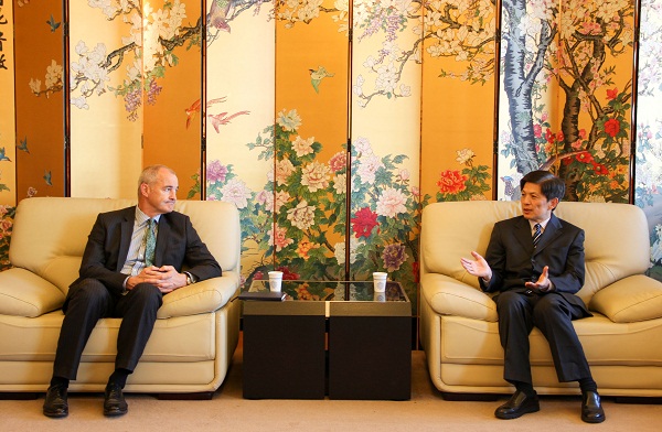 英国阿斯顿大学董事长Alec Cameron一行访问公司