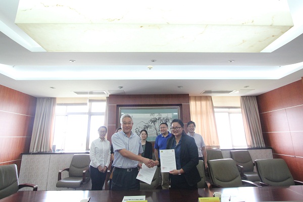 柬埔寨万达学院副董事长HOU Kuchkunlinna一行来访公司