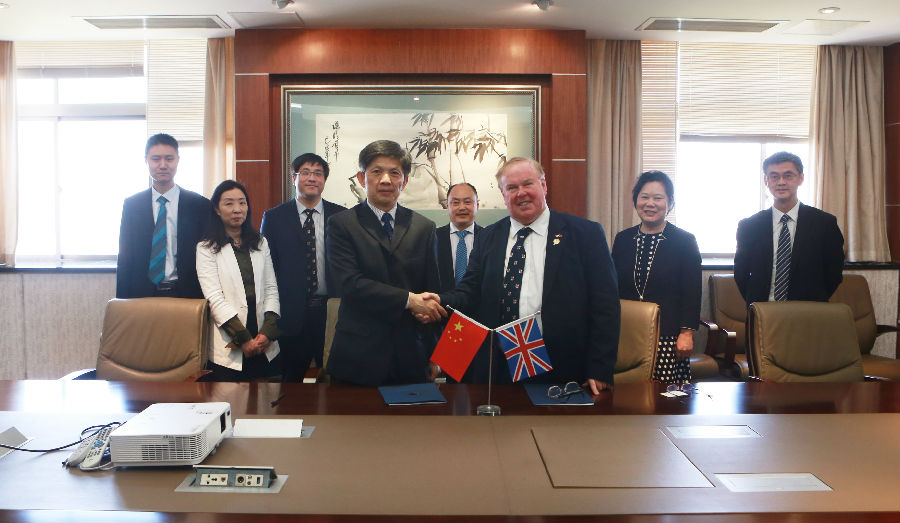 英国切斯特大学董事长访问公司